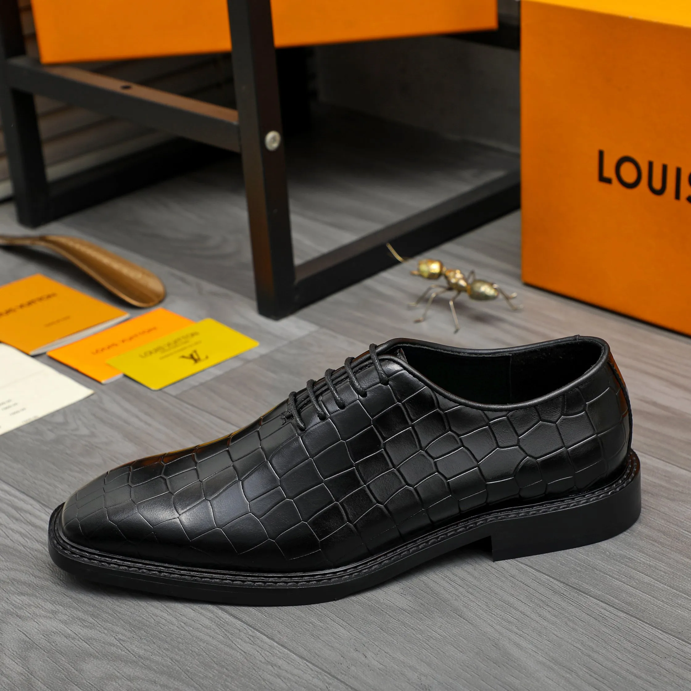 Men's shoes 💰p480 Product trademark: LV (Louis Vuitton) business lace-up leather shoes Regular size: 38-45 (45 is custom-made and non-returnable) Product materials: Selected high-quality stone grain cowhide upper, cowhide lining, rubber outsole